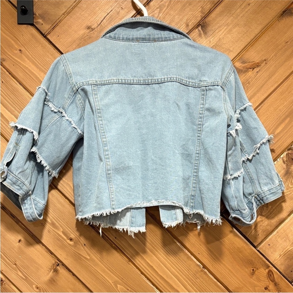 ANDREE BY UNIT Light Blue Distressed Cropped Denim Jacket - Picture 2 of 4